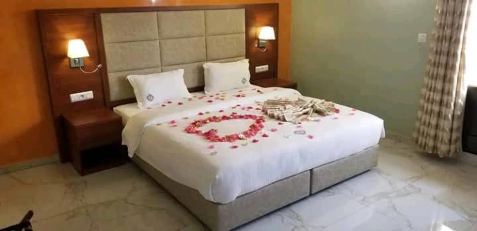 Chambre standard avec décoration spéciale mariage à l'hôtel jouvence international Yaoundé